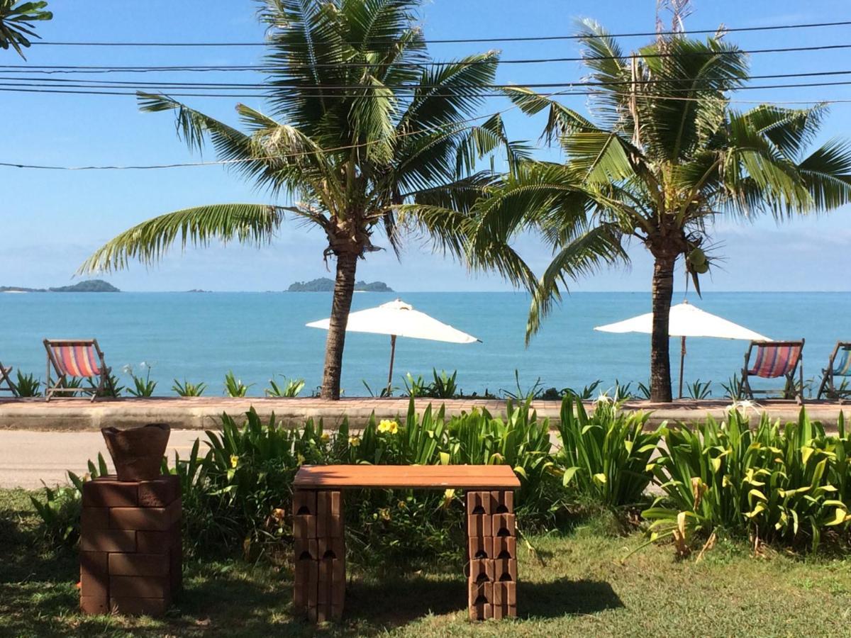 Ruen Thai Rim Haad Klaeng Luaran gambar
